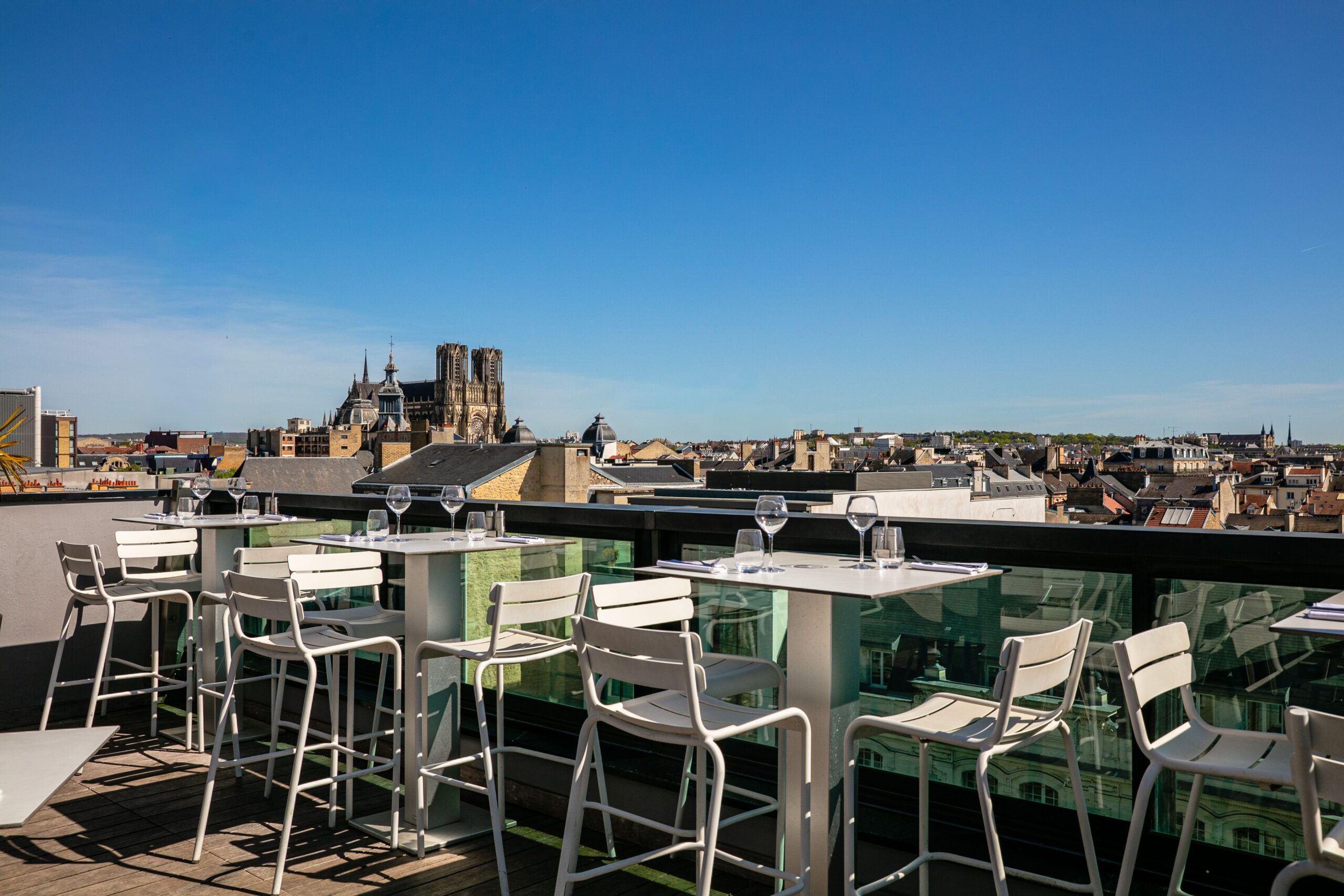 https://club-hotelier-reims.com/wp-content/uploads/2023/09/TERRASSE-CIEL-BLEU-scaled.jpg