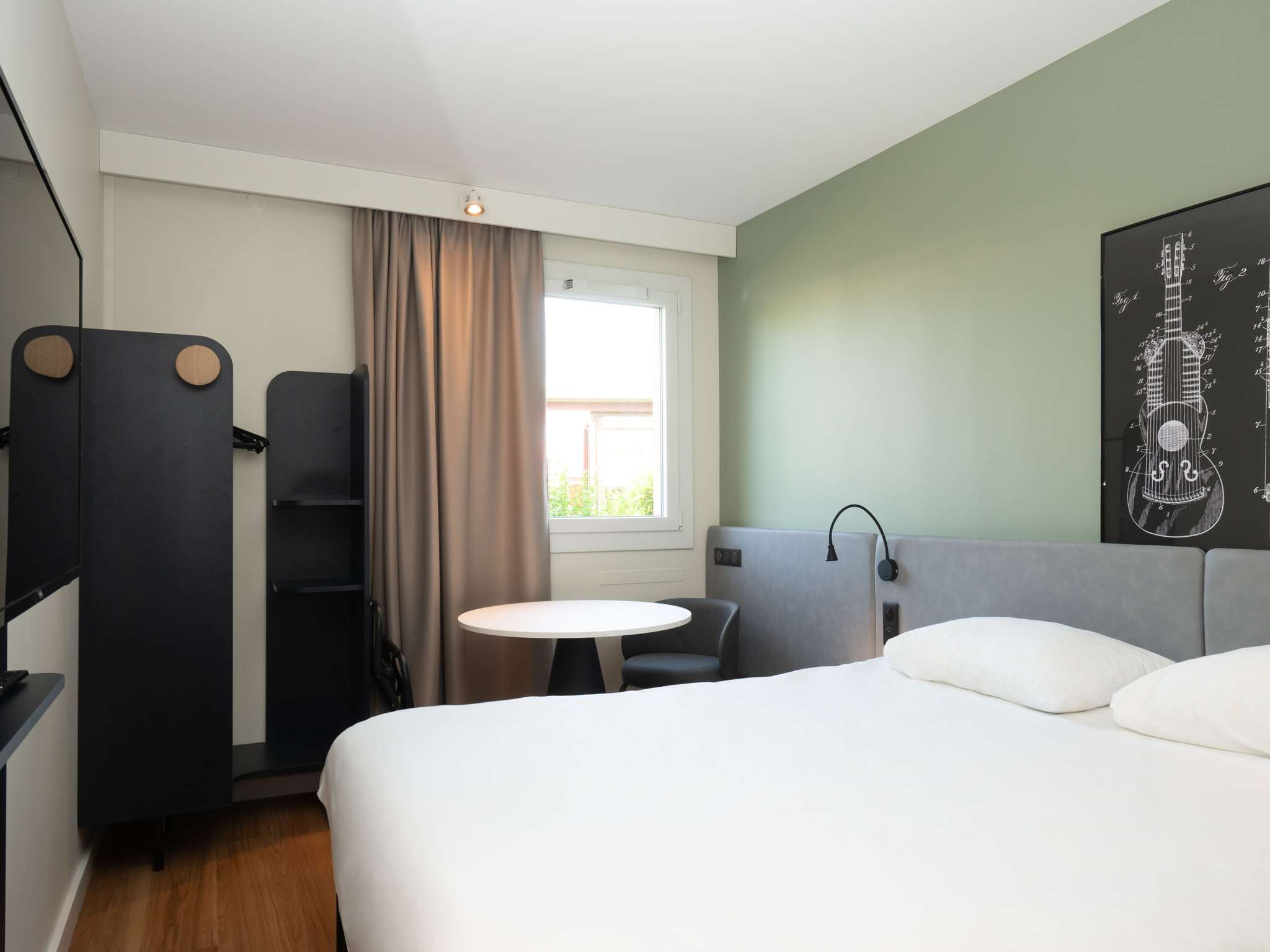 https://club-hotelier-reims.com/wp-content/uploads/2023/09/chambre-ibis-V2.jpg