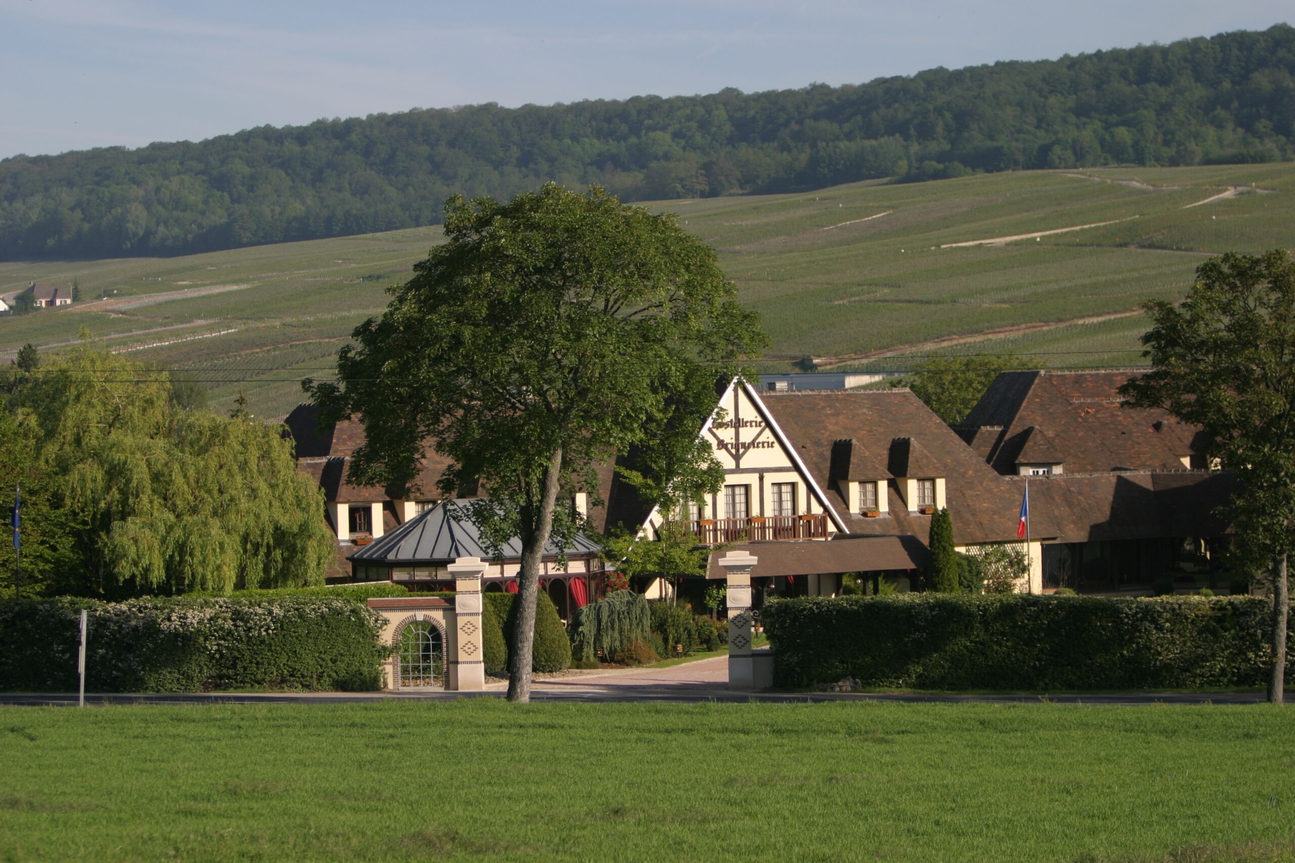 https://club-hotelier-reims.com/wp-content/uploads/2024/02/BRIQUETERIE-Vue-Densemble-2-scaled.jpg